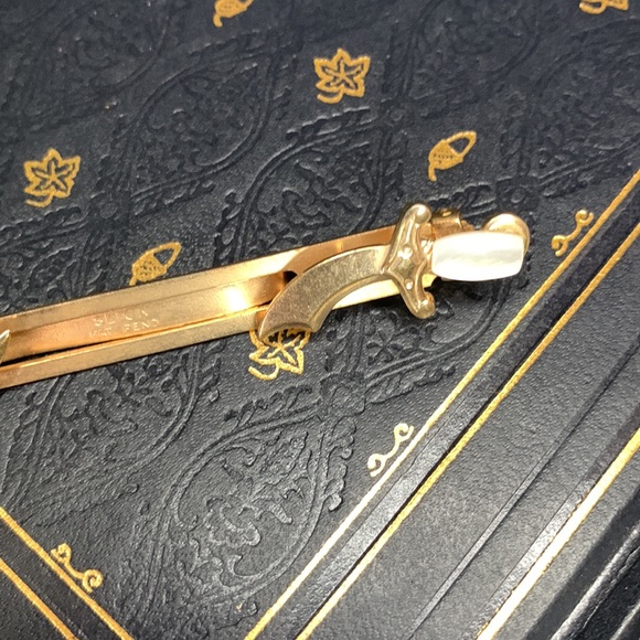 Vintage gold tone metal SLICK tie clip with Mother of Pearl daggers / knives - Picture 3 of 13
